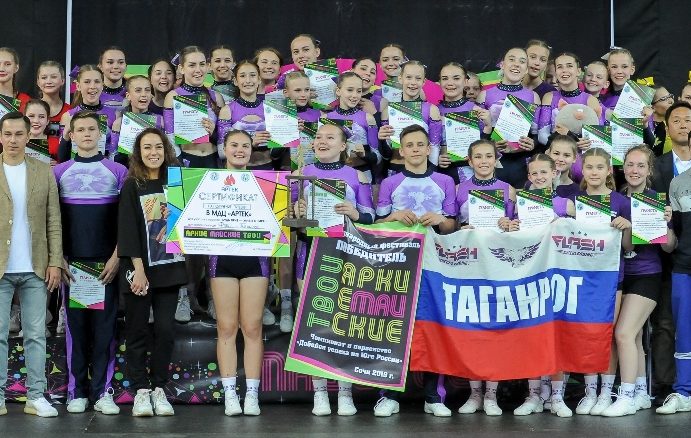 Чирлидеры спортивной школы №3 города Таганрога на фестивале