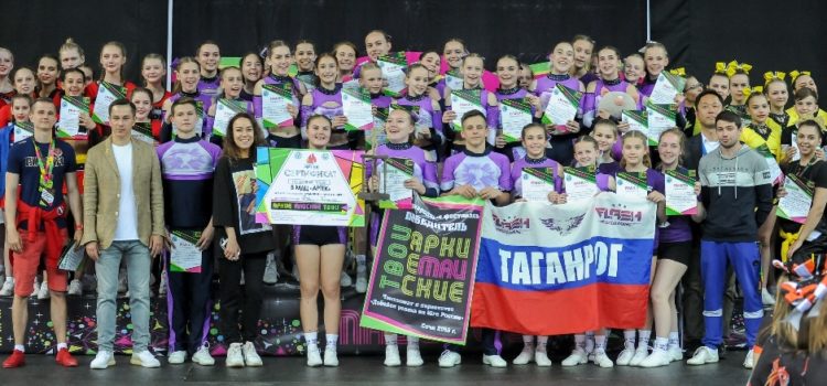 Чирлидеры спортивной школы №3 города Таганрога на фестивале
